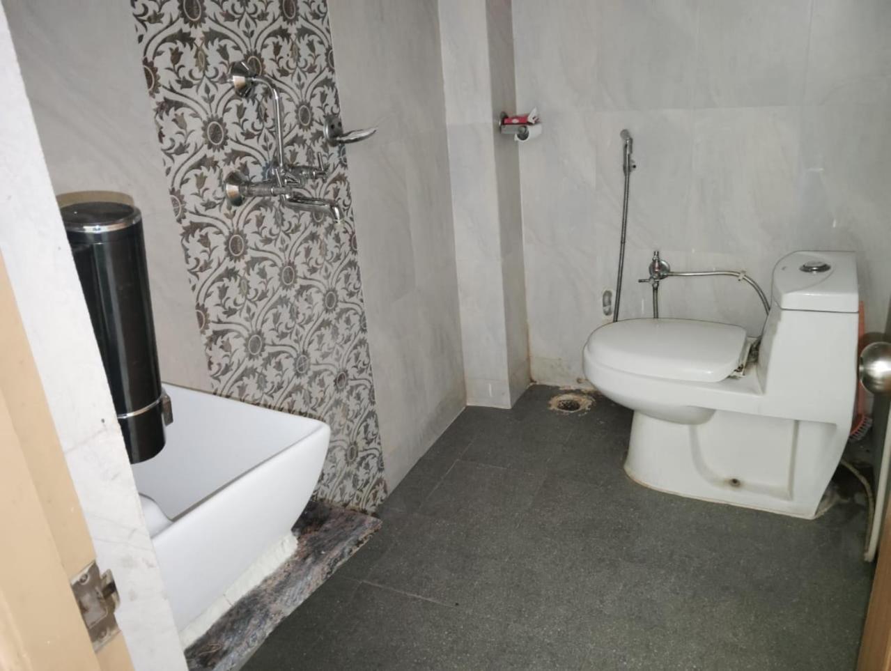 Ds Residency Varanasi-Prime Location-Parking Bagian luar foto