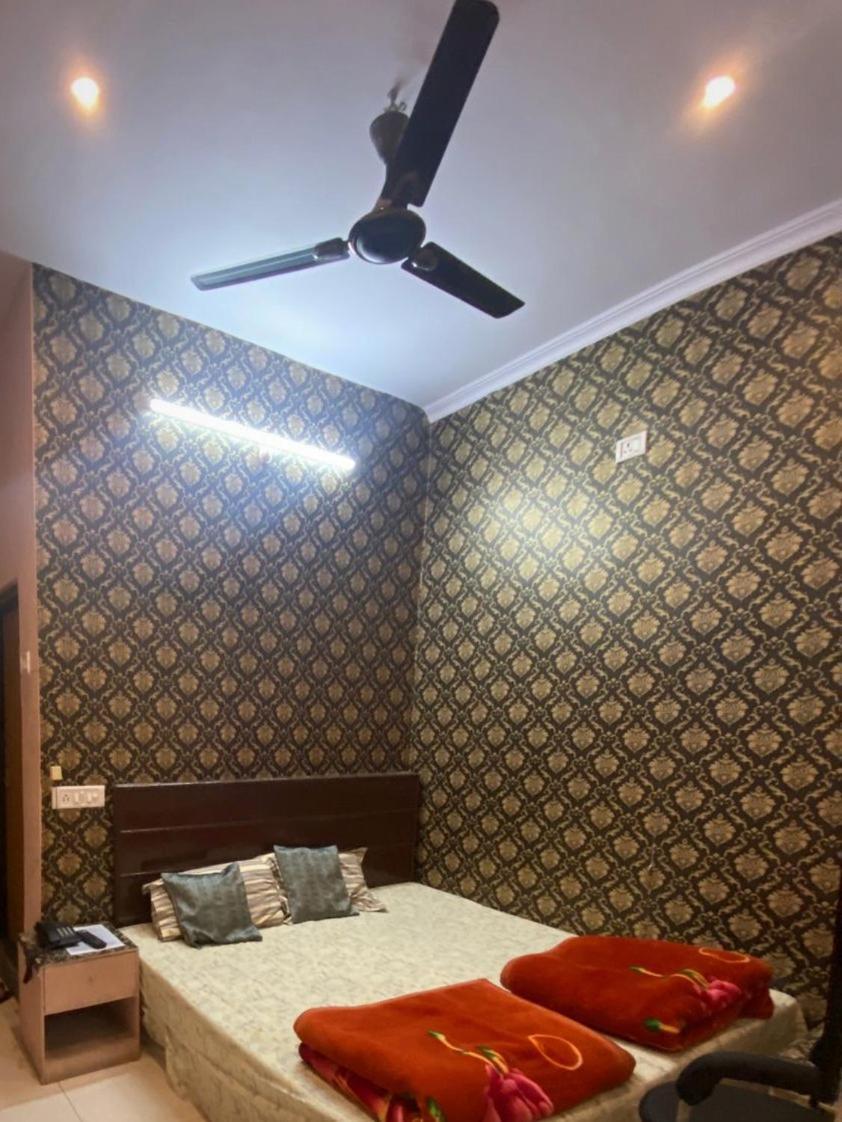 Ds Residency Varanasi-Prime Location-Parking Bagian luar foto