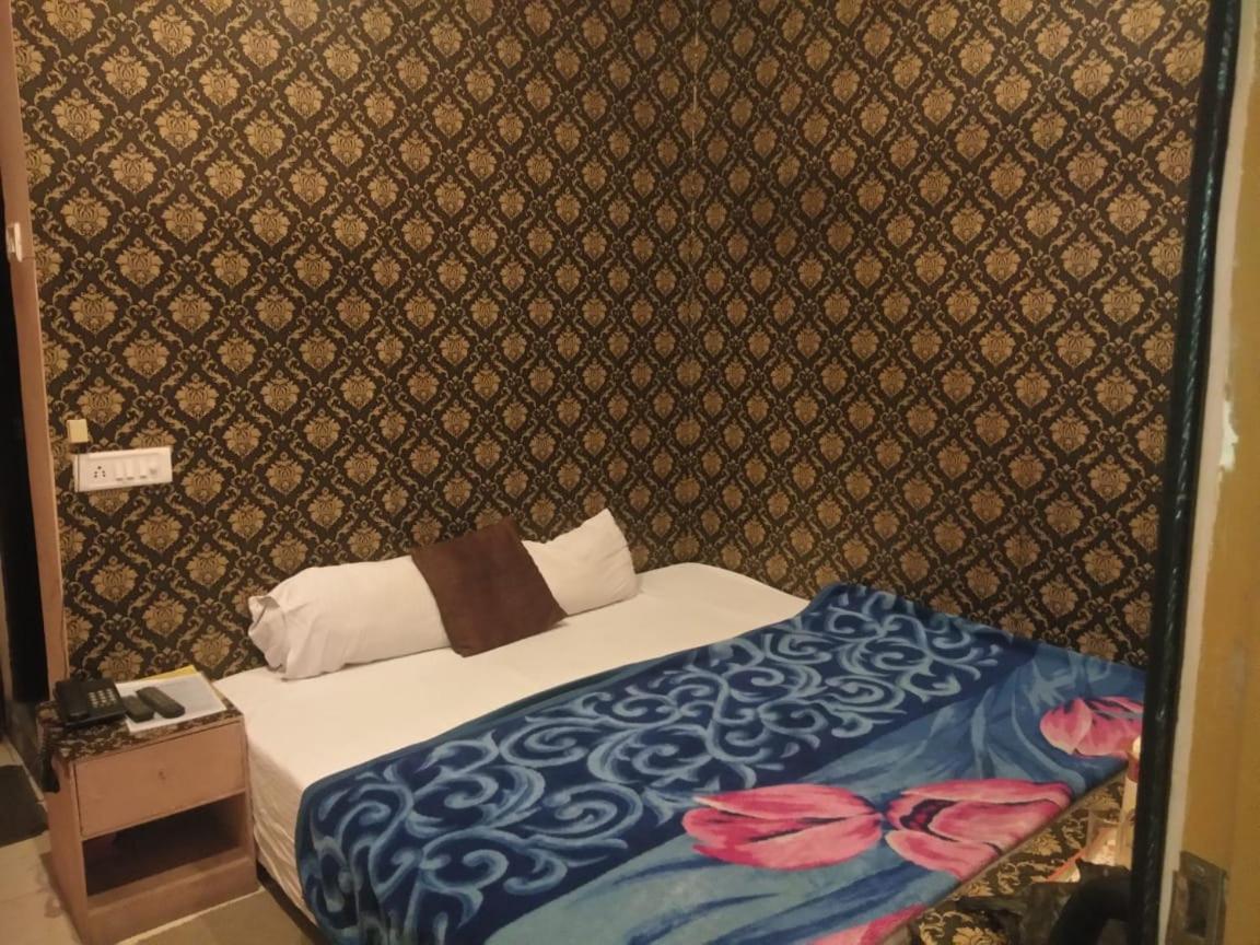 Ds Residency Varanasi-Prime Location-Parking Bagian luar foto
