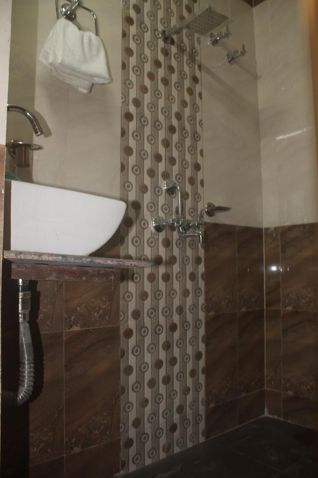 Ds Residency Varanasi-Prime Location-Parking Bagian luar foto