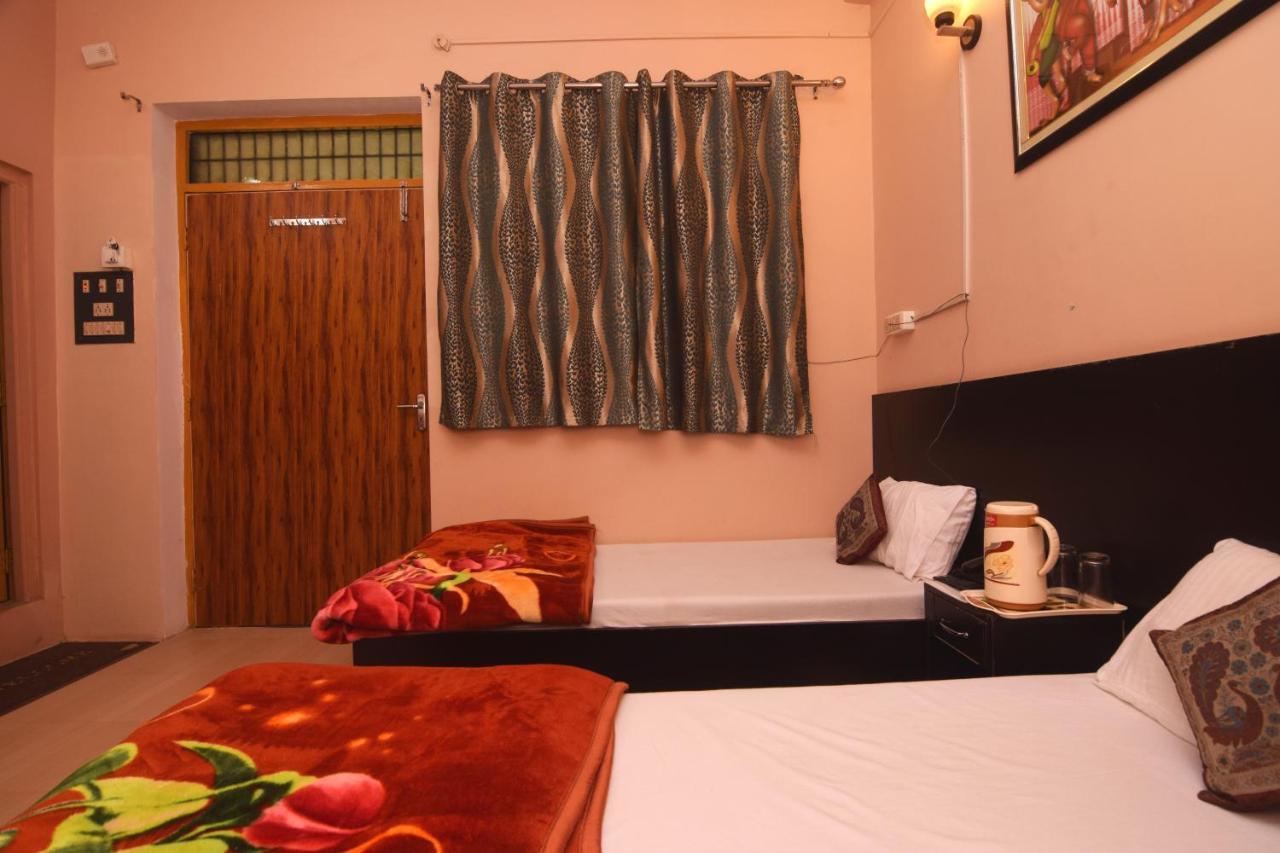 Ds Residency Varanasi-Prime Location-Parking Bagian luar foto